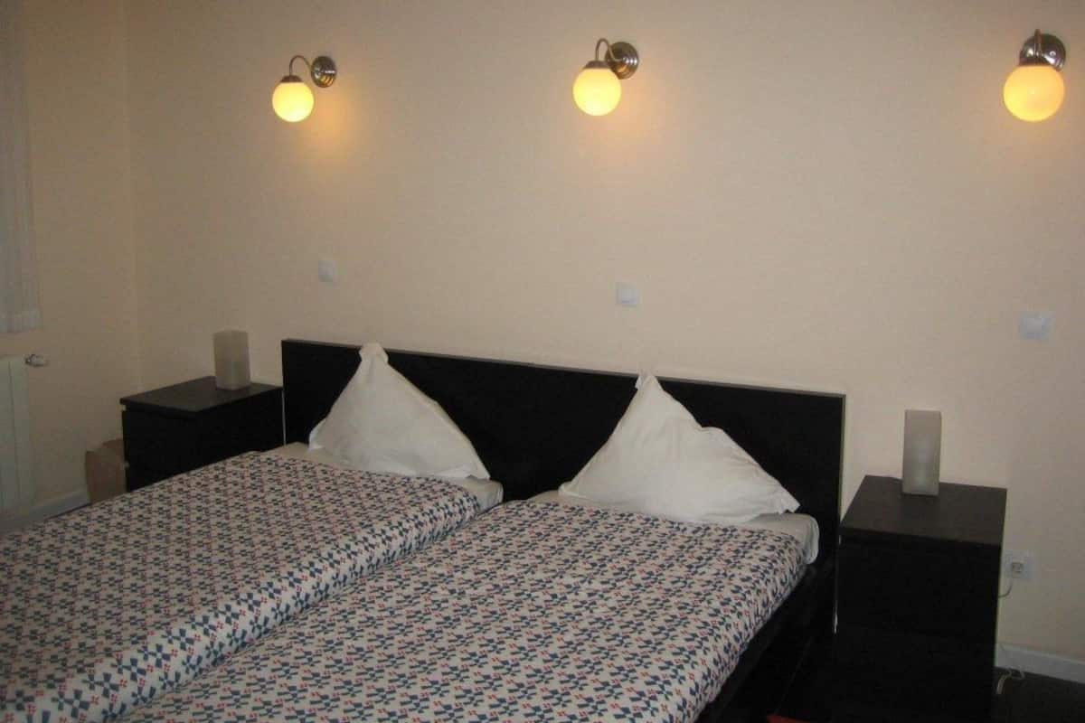Dundyner, memory foam-senger, minibar og safe på rommet