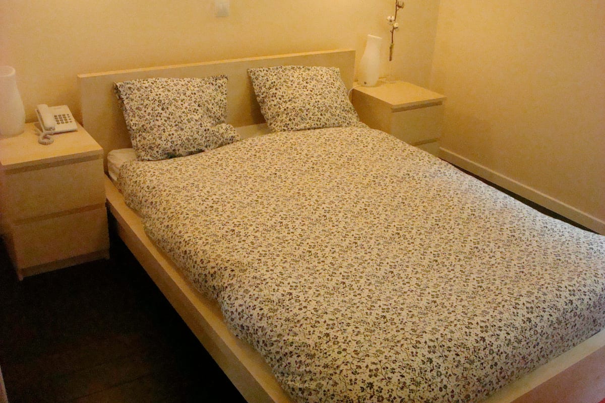 Rom – basic | Dundyner, memory foam-senger, minibar og safe på rommet