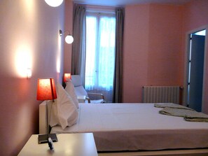 Kahden hengen comfort-huone | Untuvapeitot, memory foam -patjalliset sängyt, minibaari
