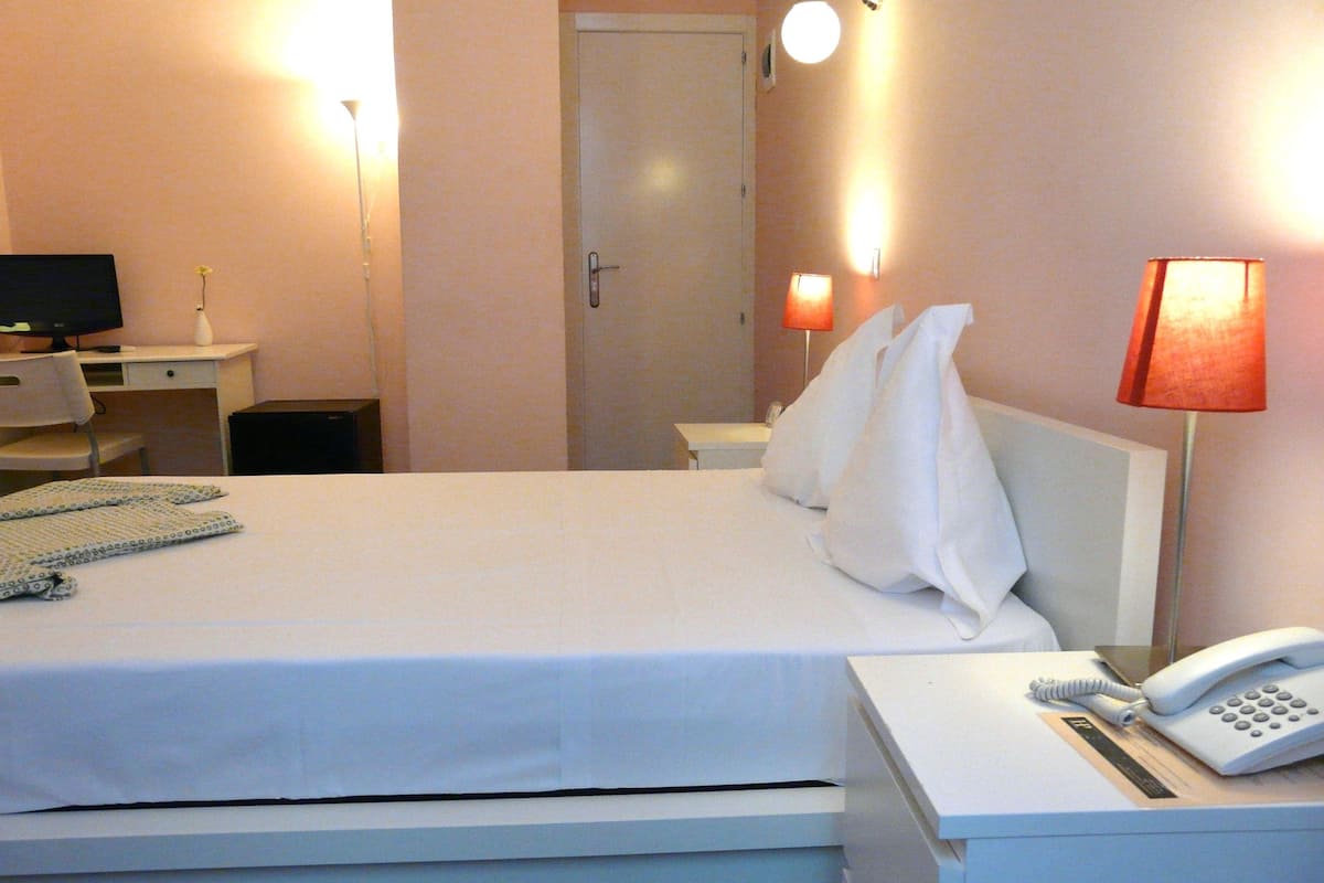 Dobbeltrom – comfort | Dundyner, memory foam-senger, minibar og safe på rommet