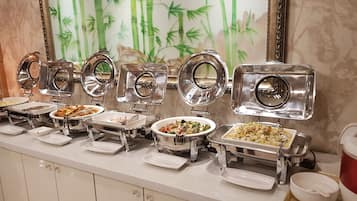 Se ofrece un desayuno bufé (12000 KRW por persona)