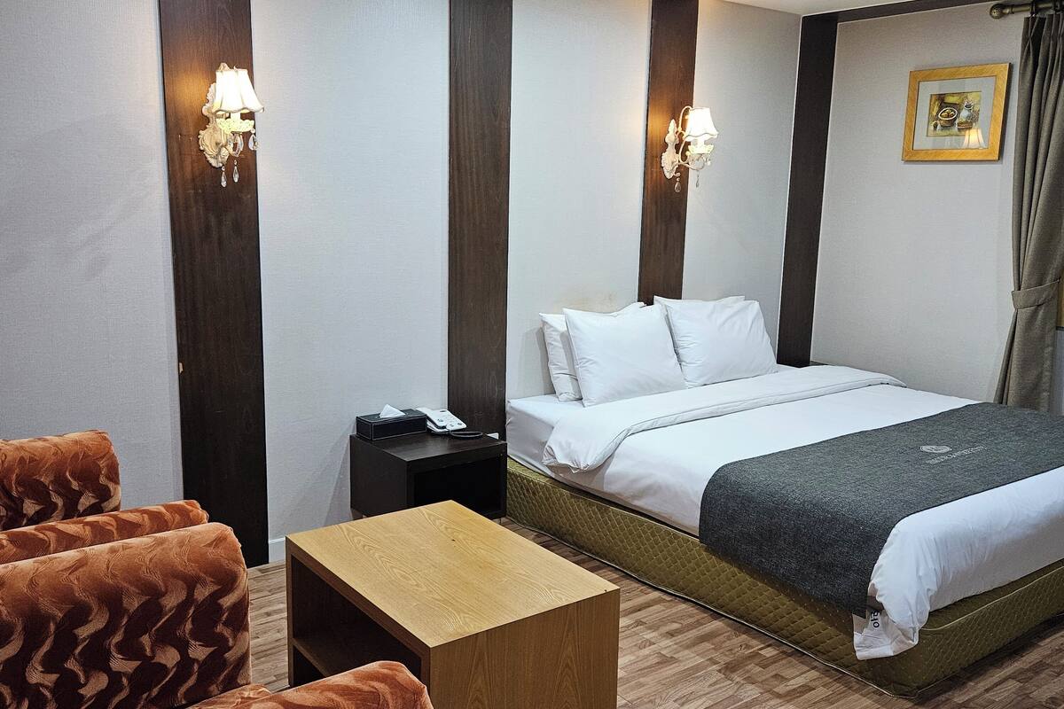 deluxe double room | premium bedding, in-room safe, desk, laptop workspace