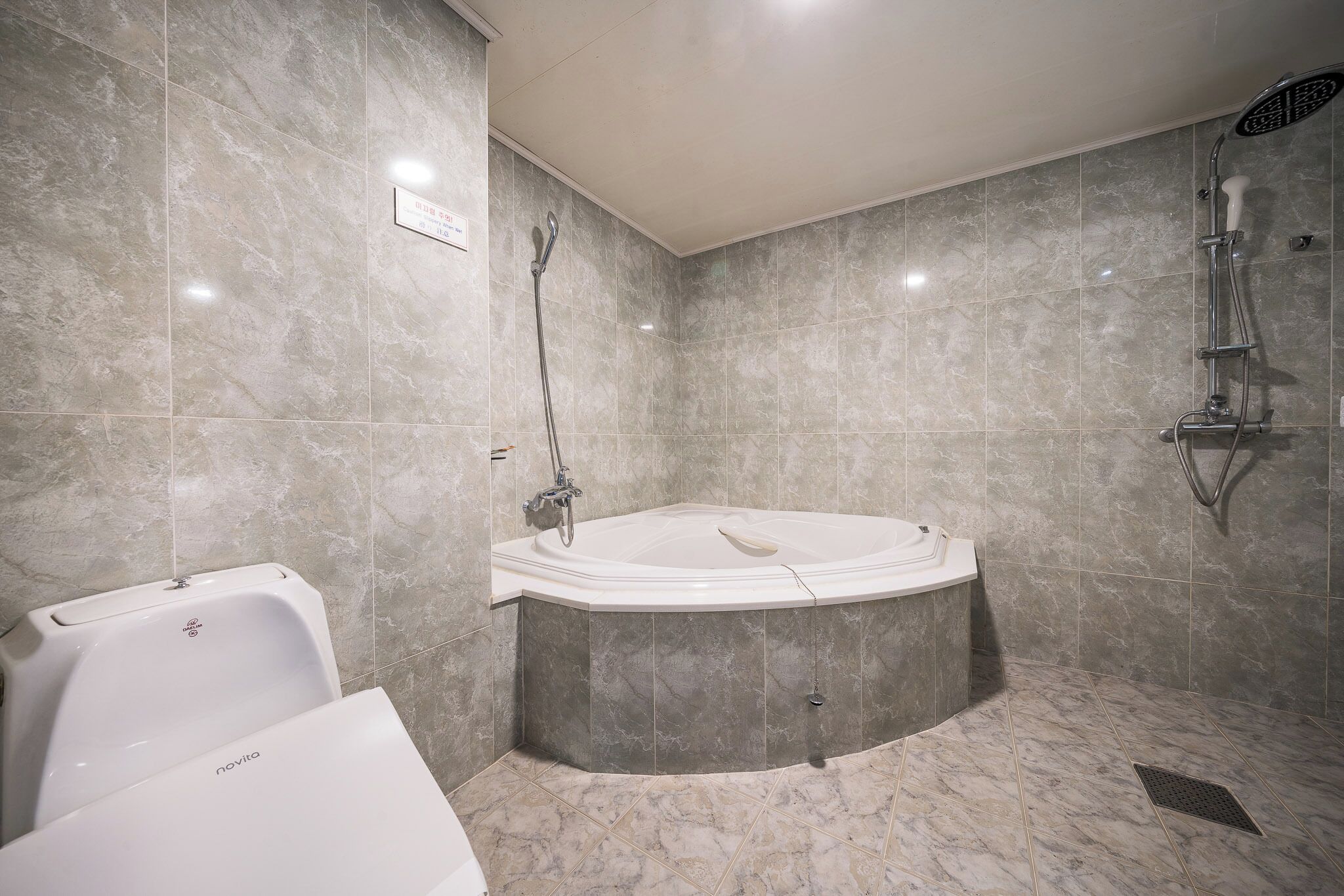 deluxe double room | bathroom | combined shower/bathtub, hair dryer, slippers, bidet