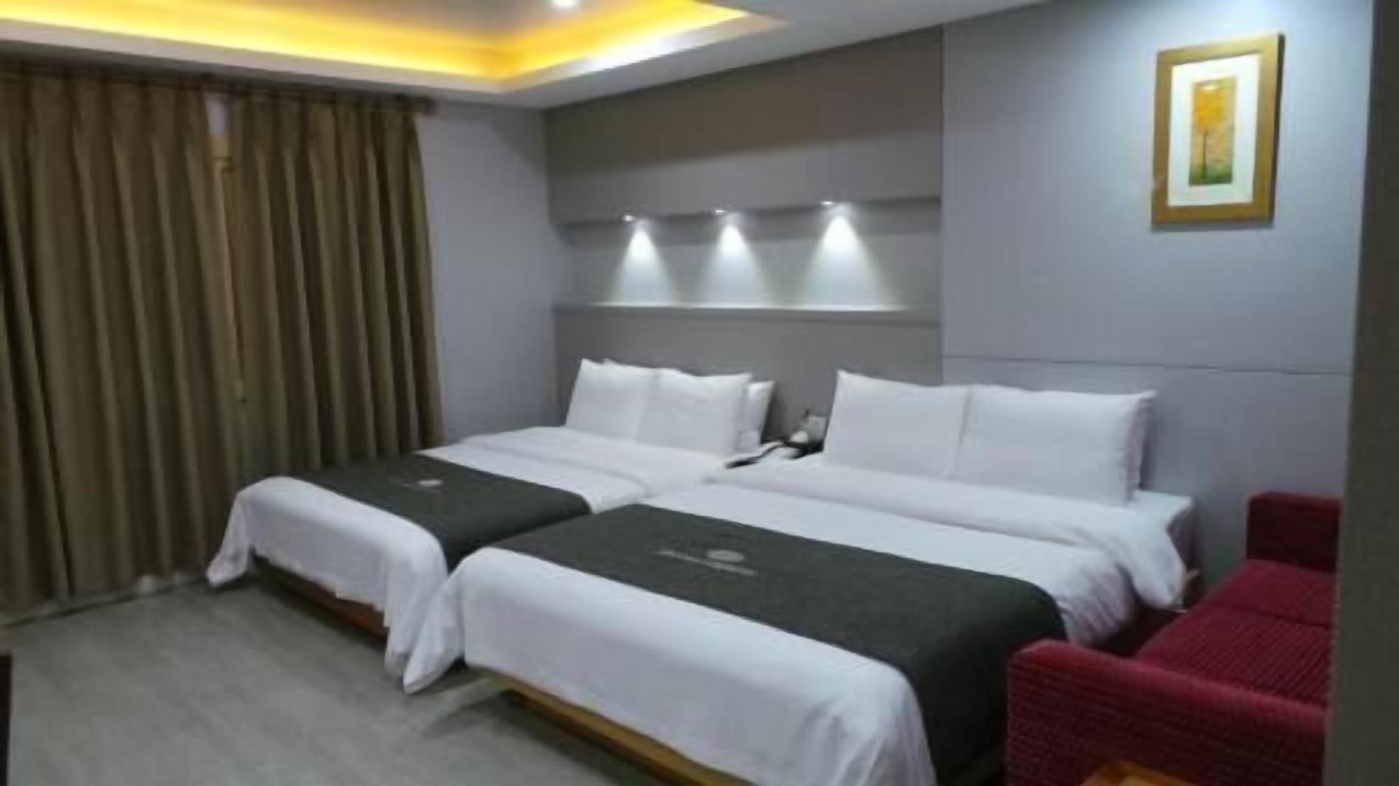 Premium bedding, in-room safe, desk, laptop workspace