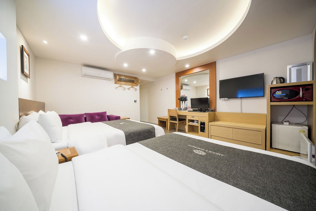 premium bedding, in-room safe, desk, laptop workspace