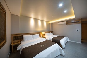 Ropa de cama de alta calidad y caja de seguridad en la habitación