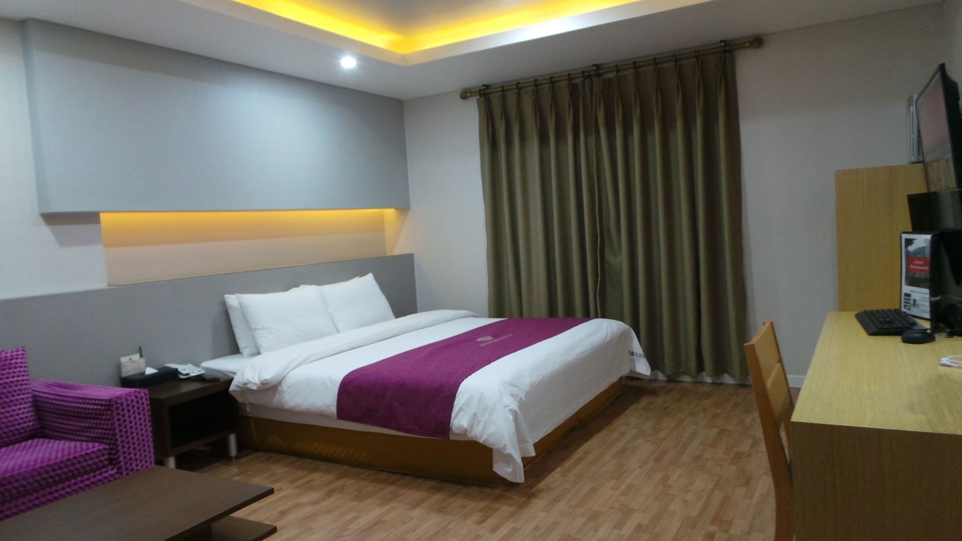 Premium bedding, in-room safe, desk, laptop workspace