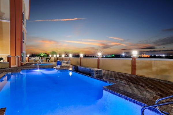 Kolam renang outdoor