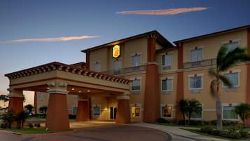 住宿正面 - 傍晚/夜晚