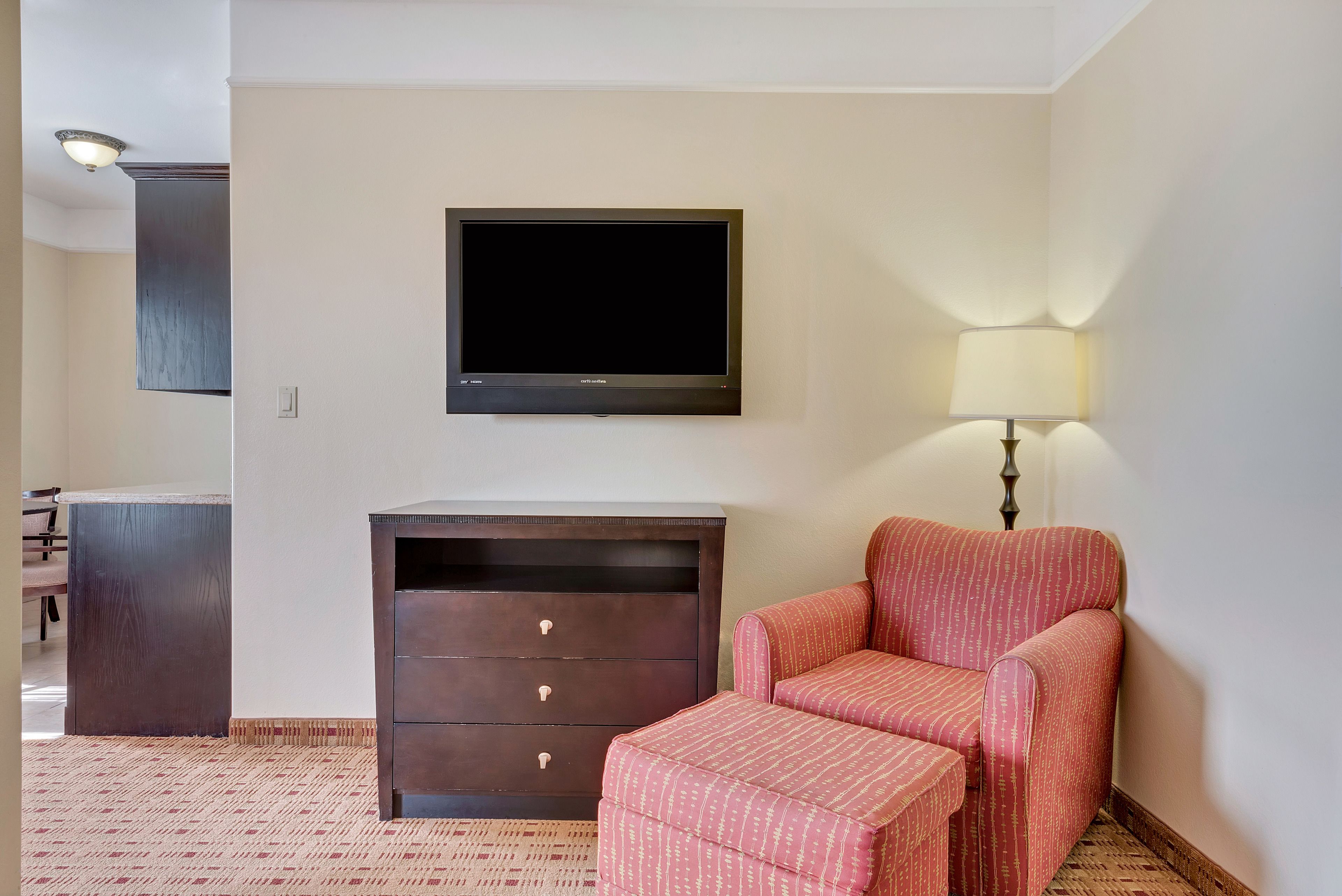 efficiency, business room, 1 king bed, non smoking | premium bedding, in-room safe, desk, soundproofing