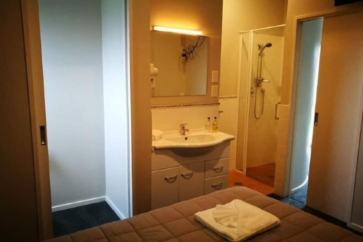 Badezimmer | Dusche, Haartrockner, Handtücher