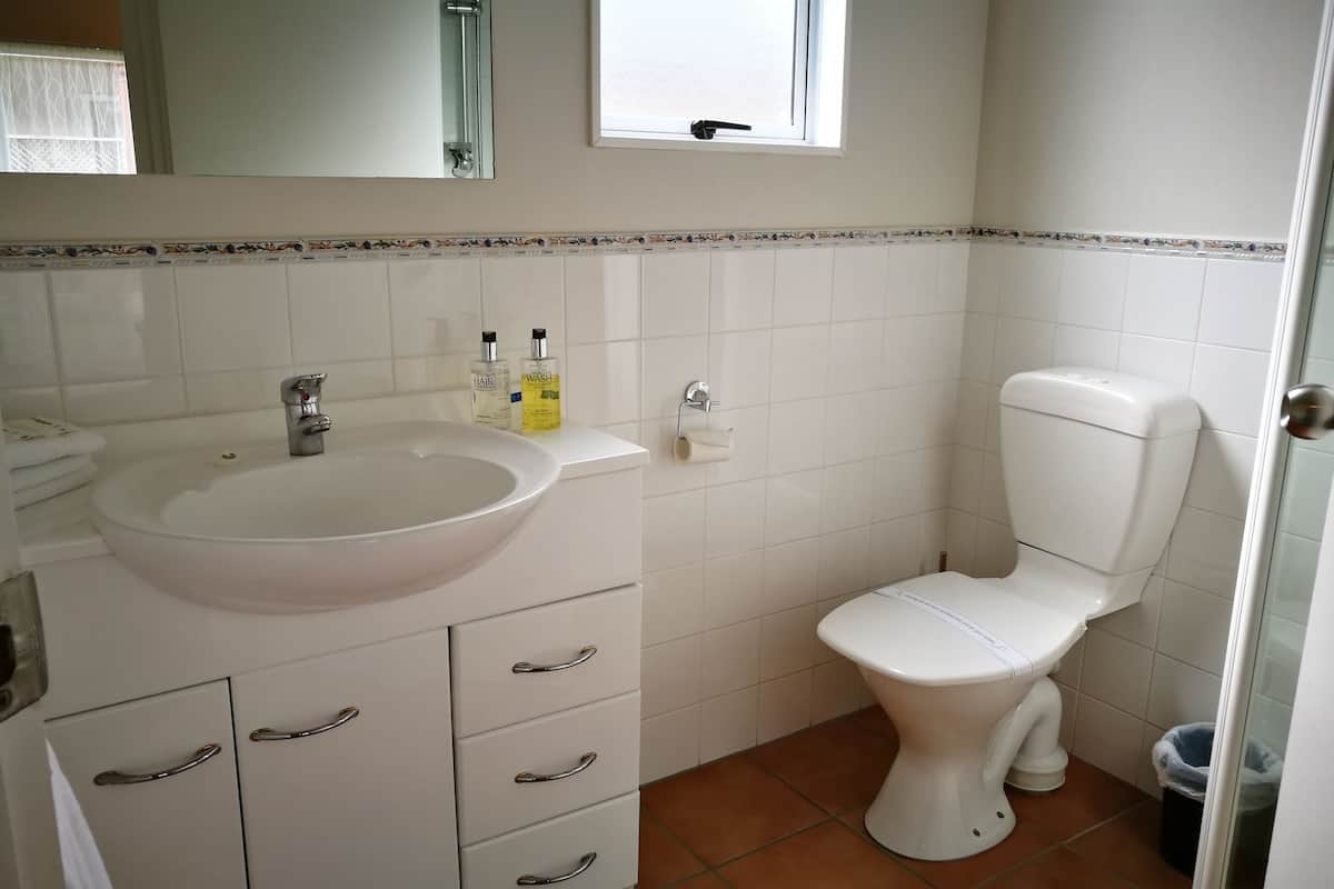 Suite estándar, 1 habitación, no fumadores, cocina básica | Baño | Ducha, secador de pelo y toallas