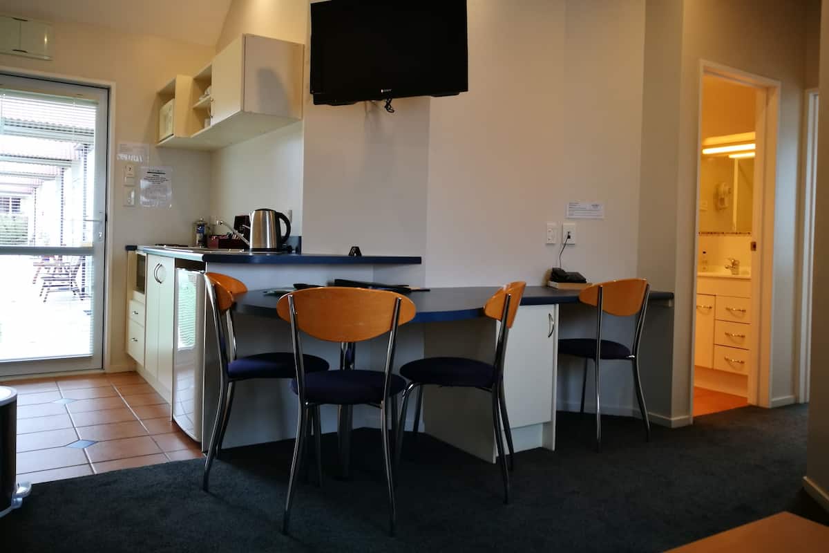 Suite familiar, 2 habitaciones, no fumadores, cocina | 1 dormitorio, cortinas opacas, sistema de insonorización