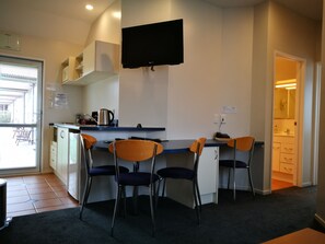 Familien-Suite, 2 Schlafzimmer, Nichtraucher, Küche | Verdunkelungsvorhänge, schallisolierte Zimmer, Bügeleisen/Bügelbrett