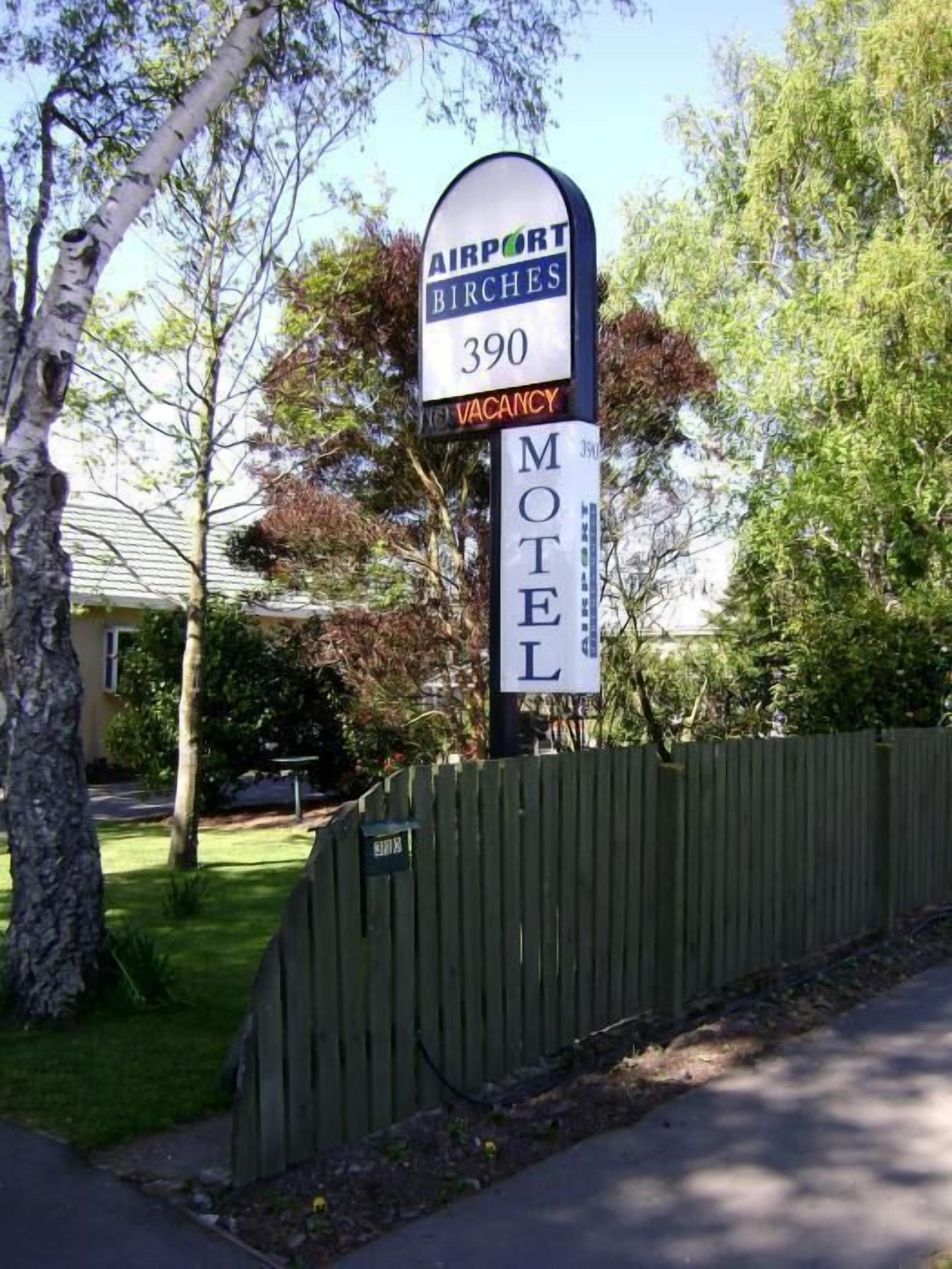 Een motelbord met 'Airport Birches' en '390', wat de locatie aangeeft.
