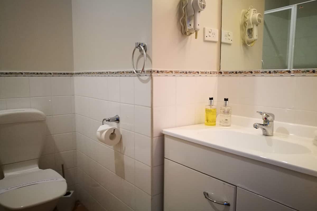 Suite familiar, 2 habitaciones, no fumadores, cocina | Baño | Ducha, secador de pelo y toallas