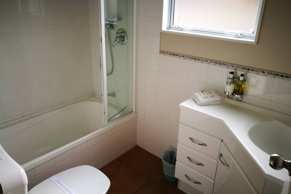 Suite familiar, 1 habitación, no fumadores, cocina básica | Baño | Ducha, secador de pelo y toallas
