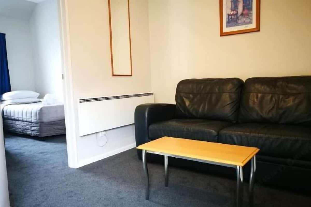 Zona de estar | Smart TV de 43 pulgadas con canales digitales, una televisión