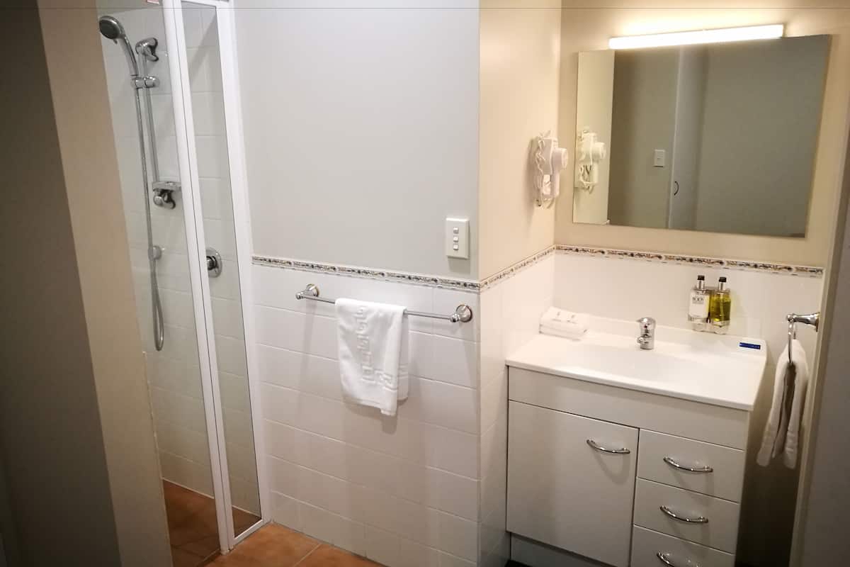 Suite estándar, 2 habitaciones, no fumadores, cocina | Baño | Ducha, secador de pelo y toallas