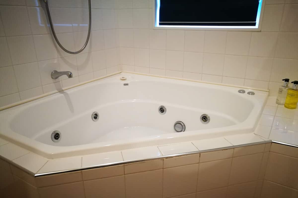 Suite estándar, 1 habitación, no fumadores, bañera | Baño | Ducha, secador de pelo y toallas