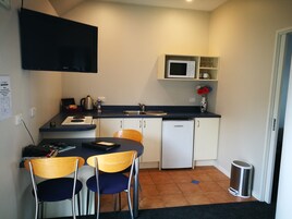 Suite estándar, 2 habitaciones, no fumadores, cocina | Cortinas opacas y sistema de insonorización