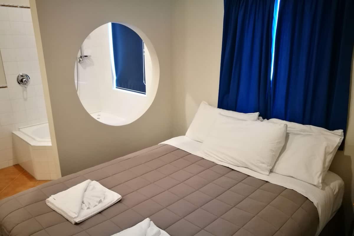 Standard-Suite, 1 Schlafzimmer, Nichtraucher, Badewanne | 1 Schlafzimmer, Verdunkelungsvorhänge, schallisolierte Zimmer