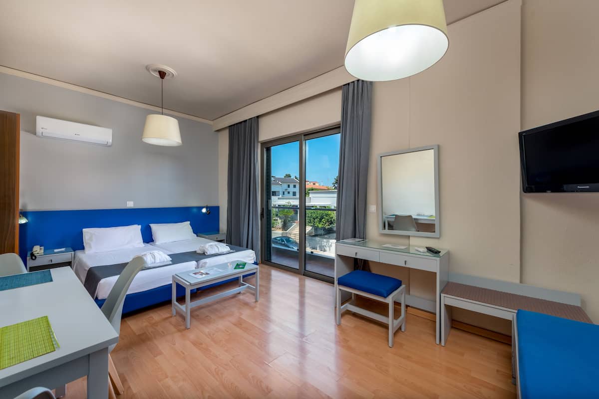 Apartamento, 1 quarto | Camas Select Comfort, frigobar, cofres nos quartos, escrivaninha