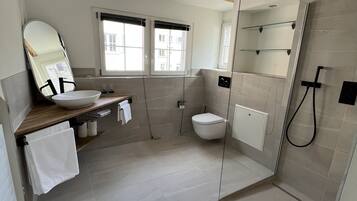 Apartment (Apartment Suite) | Bilik Mandi | Pancuran mandi, pengering rambut, tuala disediakan, sabun