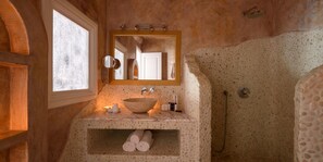 Suite (Rose) | Bathroom | Shower, eco-friendly toiletries, hair dryer, towels
