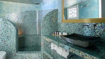 Suite (Heaven) | Bathroom | Shower, eco-friendly toiletries, hair dryer, towels