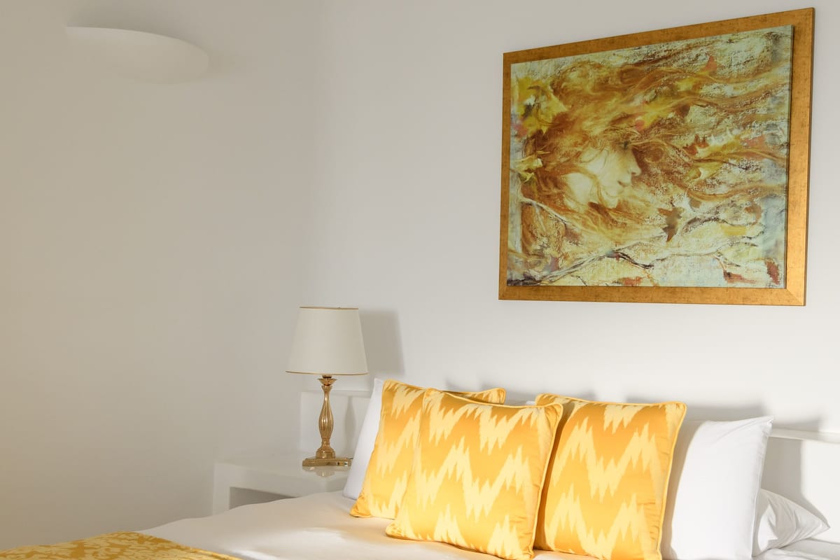 Suite (Charm) | 1 slaapkamer, luxe beddengoed, een kluis op de kamer, een bureau