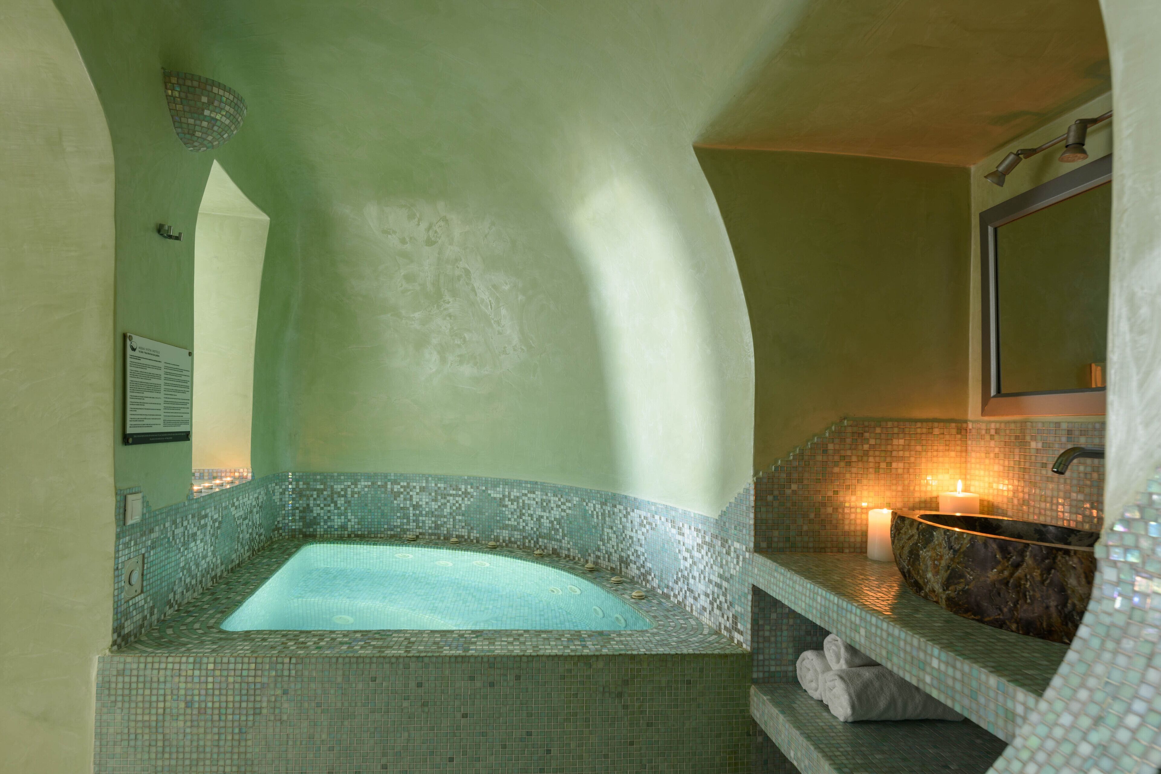 Suite (Lagoon) | Bathroom | Shower, eco-friendly toiletries, hair dryer, towels