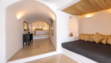 Suite (Golden Echo) | 1 bedroom, premium bedding, in-room safe, desk