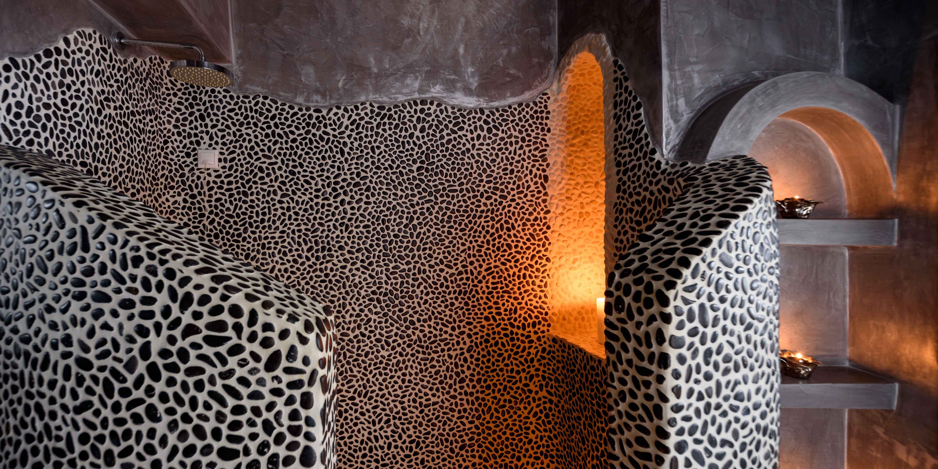 Una habitación con un diseño único de estampado de leopardo en las paredes y una lámpara central.