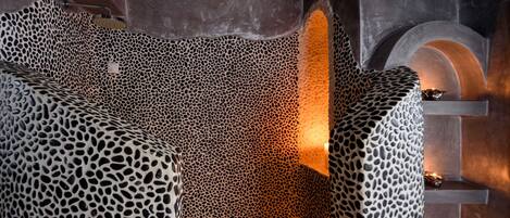 Una habitación con un diseño único de estampado de leopardo en las paredes y una lámpara central.