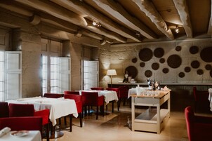 Serviço de café da manhã, almoço, jantar; restaurante ao ar livre