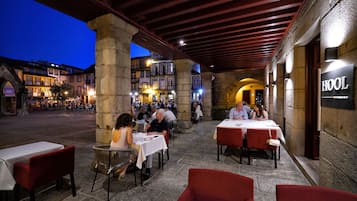 Se sirven desayunos y almuerzos, restaurante con mesas al aire libre