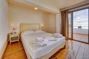 Seprai premium, brankas, meja kerja, dan tirai kedap cahaya