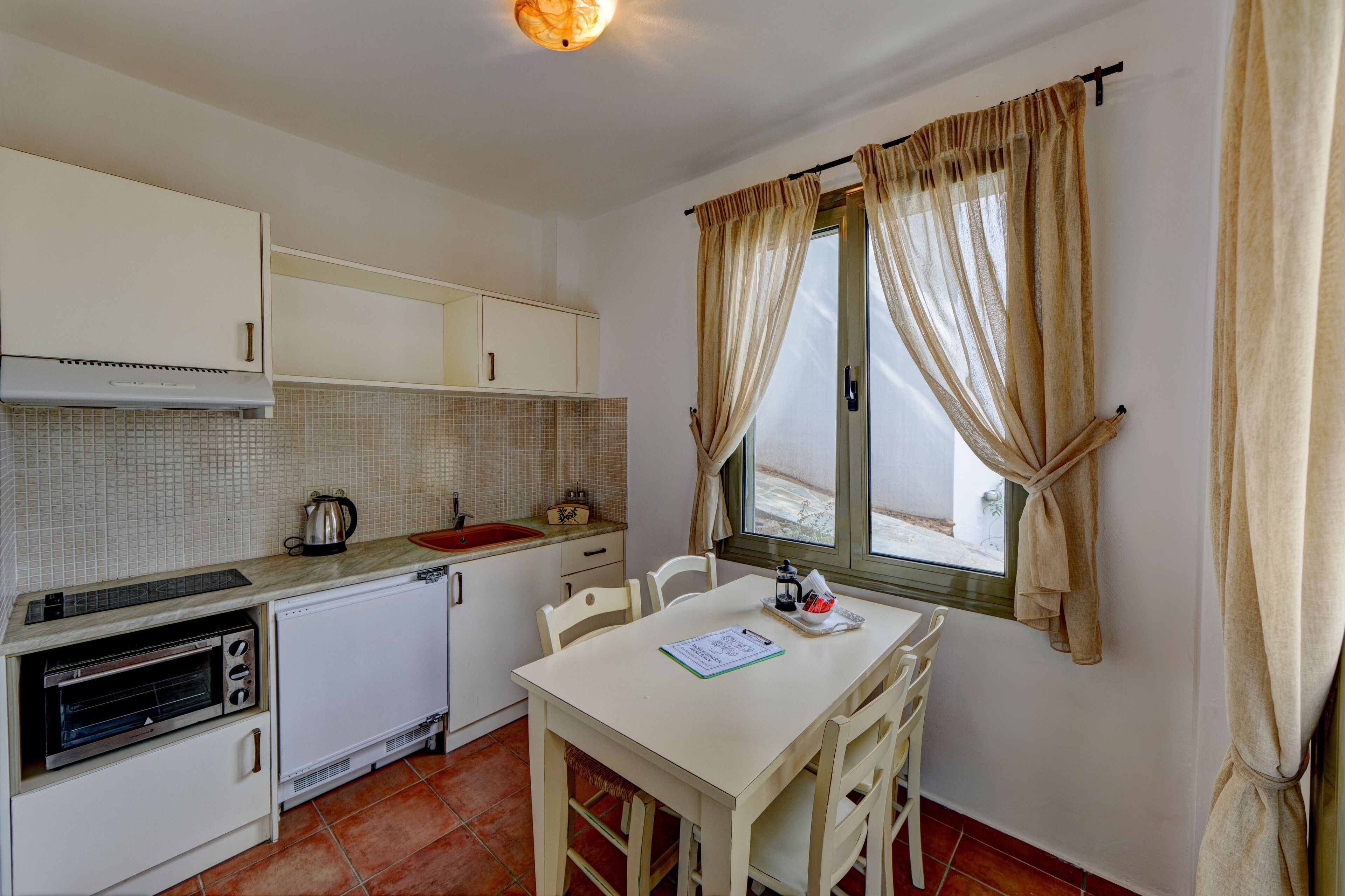 studio | private kitchen | fridge, stovetop, electric kettle, cookware/dishes/utensils