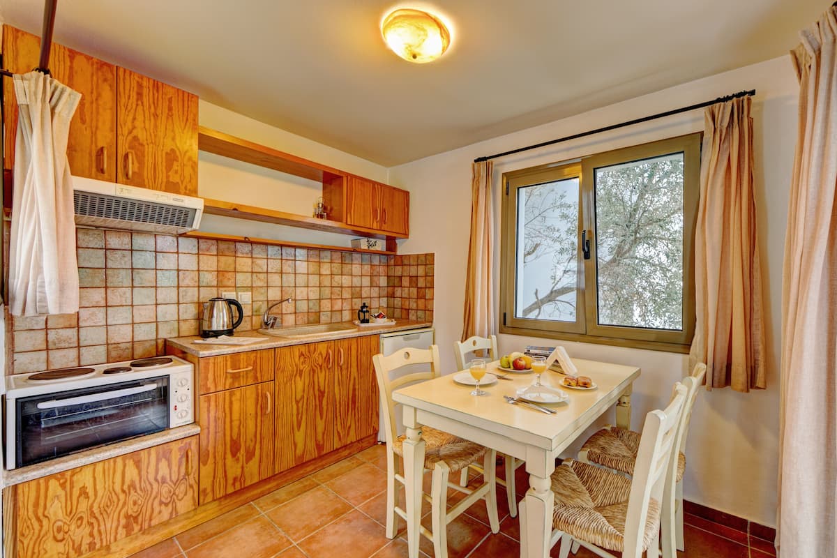 fridge, stovetop, electric kettle, cookware/dishes/utensils