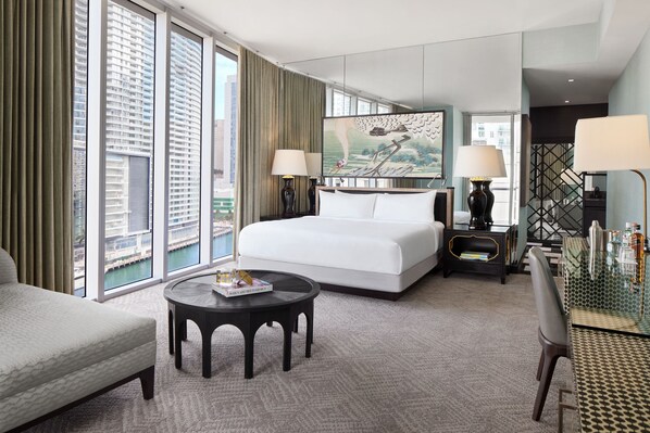 Suite « Premier », 1 très grand lit, balcon (Studio, Corner Room) | Literie de qualité supérieure, minibar, bureau