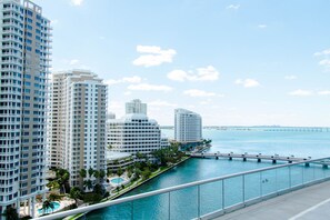 室外游泳池,07:30 至 18:30 开放,日光浴躺椅