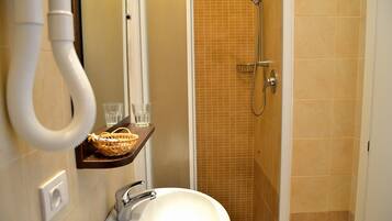 Een douche, gratis toiletartikelen, een haardroger, een bidet