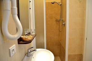 Ducha, artículos de tocador gratuitos, secador de pelo, bidet