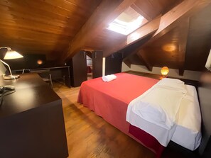 Una habitación con una cama, un escritorio, una lámpara y una ventana.