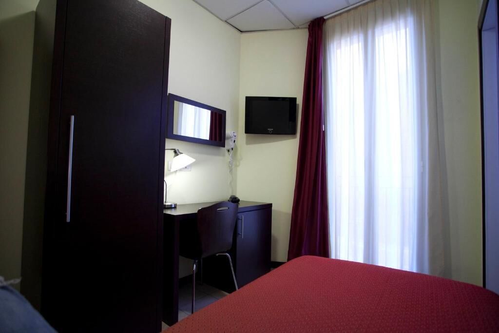 standard single room | premium bedding, down duvets, in-room safe, desk