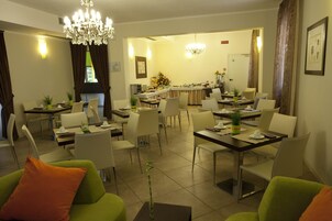 Desayuno buffet diario (EUR 8 por persona)