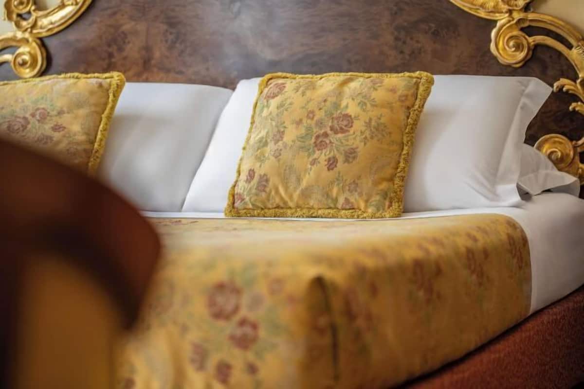 Hypoallergeen beddengoed, een minibar, een kluis op de kamer, een bureau
