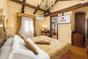 Deluxe Double Room, Canal View | Hypo-allergenic bedding, minibar, in-room safe, desk - Hotel Ca' Alvise (Venice)