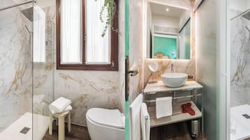 Deluxe Double Room, Canal View | Bathroom